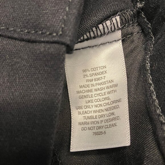 NWT St. John's Bay Black Mid Rise Secretly Slender Capris Size 14 - Picture 4 of 7